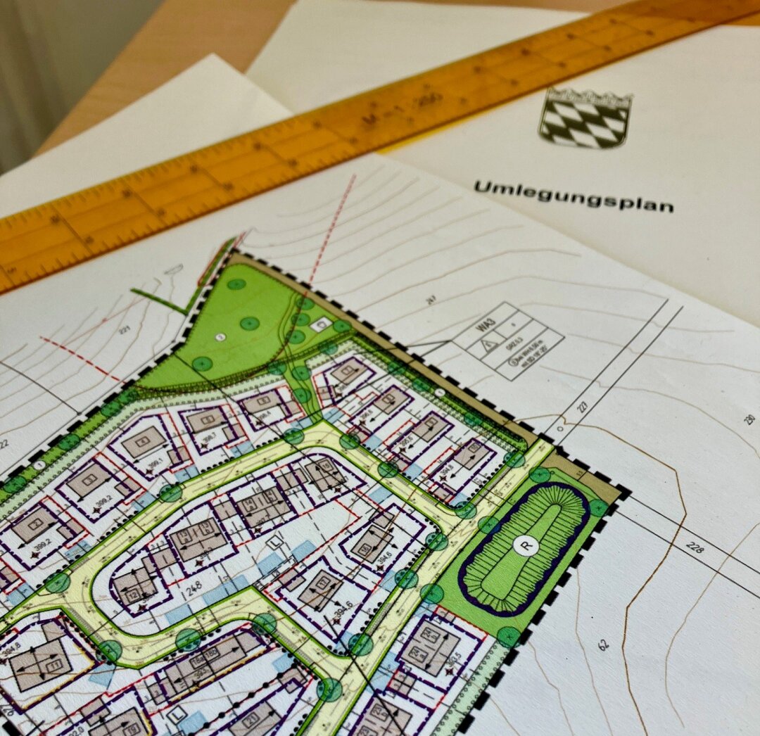 Bebauungsplan auf einem Umlegungsplan mit einem Maßstabslineal